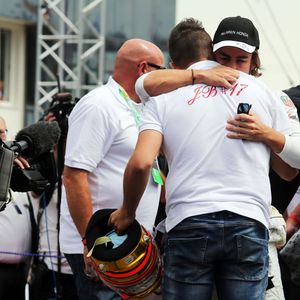 Fernando Alonso dans les bras de Tom Bianchi lors de l'hommage rendu à Jules Bianchi au Grand Prix de Hongrie, le 26 juillet 2015 à Mogyoród
