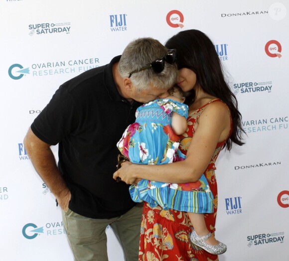 Alec Baldwin, sa femme Hilaria Thomas et leur fille Carmen Baldwin complices et câlins à l'événement caritatif "Ovarian Cancer Research Fund's Super Saturday" à Water Mill le 25 juillet 2015.