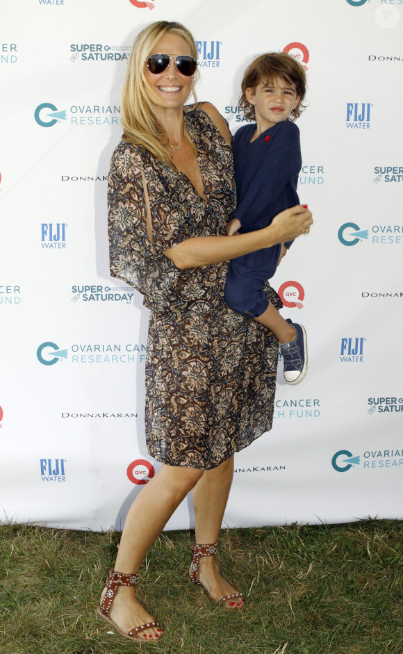 Molly Sims et son fils Brooks à l'événement caritatif "Ovarian Cancer Research Fund's Super Saturday" à Water Mill le 25 juillet 2015.