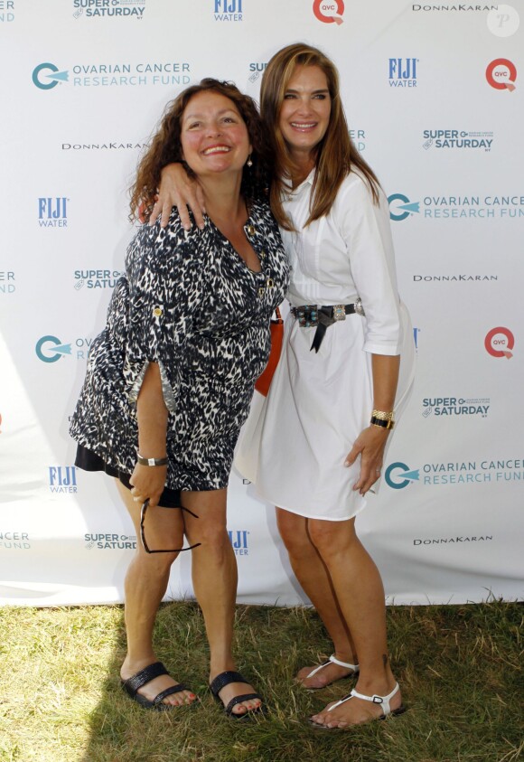 Aida Turturro, Brooke Shields à l'événement caritatif "Ovarian Cancer Research Fund's Super Saturday" à Water Mill le 25 juillet 2015.