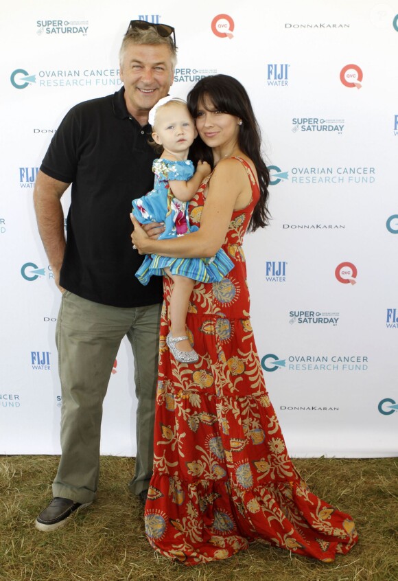 Alec Baldwin, sa femme Hilaria Thomas et leur fille Carmen Baldwin à l'événement caritatif "Ovarian Cancer Research Fund's Super Saturday" à Water Mill le 25 juillet 2015.