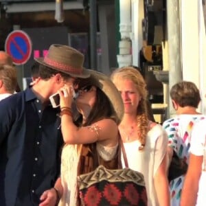 Exclusif - Louis Sarkozy et Capucine Anav s'embrassent lors d'une après-midi shopping puis vont dîner dans un restaurant à Saint-Tropez le 23 juillet 2015