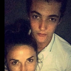 Louis Sarkozy et Capucine Anav ont dévoilé un selfie ensemble sur Snapchat. Juillet 2015.