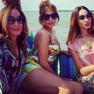 Jennifer Lopez, sexy et en bonne compagnie, fête ses 46 ans dans les Hamptons. Photo publiée le 27 juillet 2015.