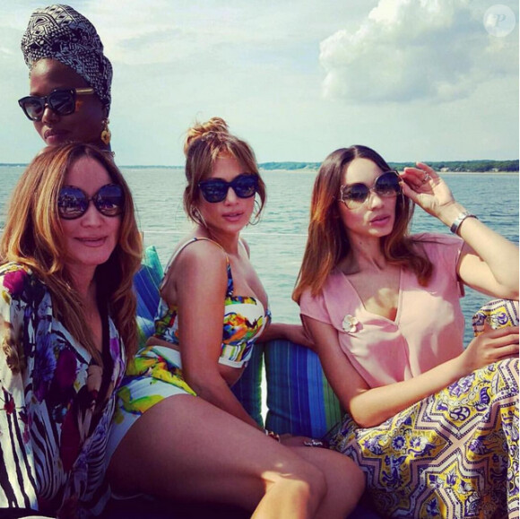 Jennifer Lopez, sexy et en bonne compagnie, fête ses 46 ans dans les Hamptons. Photo publiée le 27 juillet 2015.