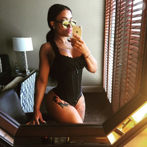 Blac Chyna enflamme Instagram avec ce selfie en lingerie et waist trainer. Juillet 2015.