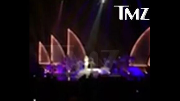 Mariah Carey remercie son compagnon pour son cadeau, sur scène à Las Vegas. Juillet 2015