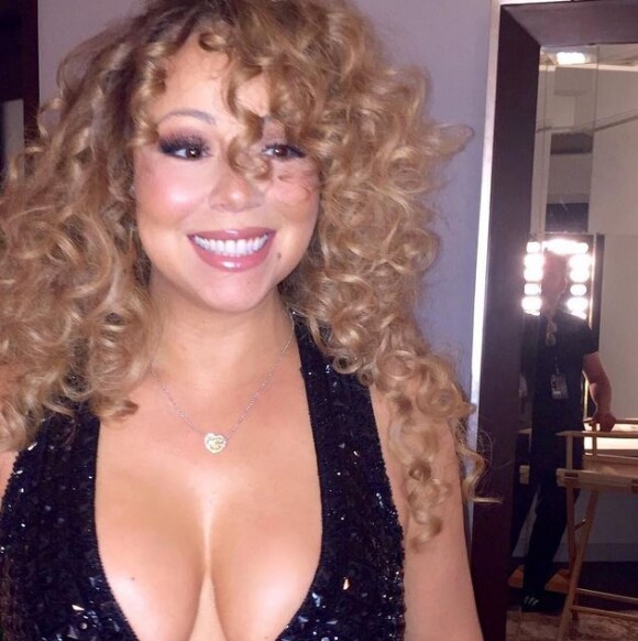 Mariah Carey pose avec son chic cadeau autour du cou sur Instagram. Juillet 2015