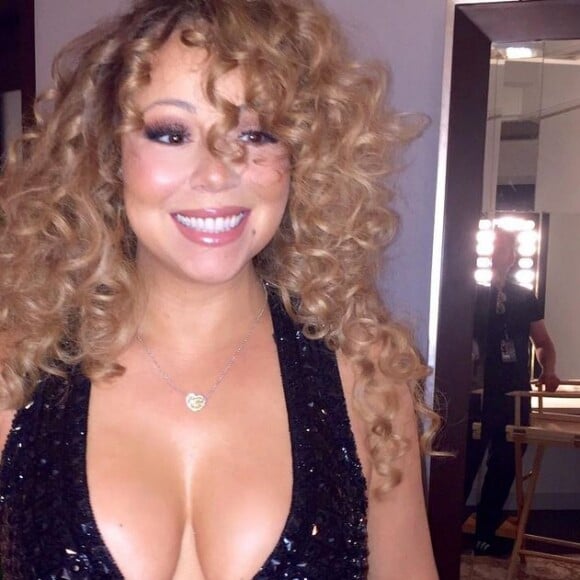 Mariah Carey pose avec son chic cadeau autour du cou sur Instagram. Juillet 2015