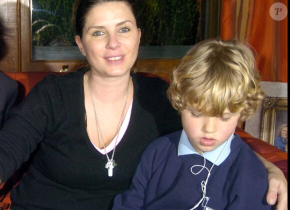 Sadie Frost, son fils Rafferty à Londres le 25 janvier 2005.