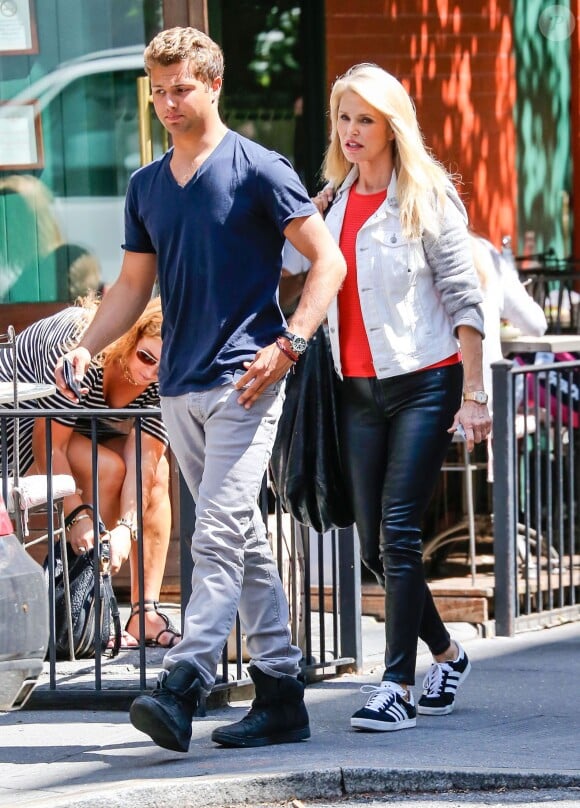 Christie Brinkley et son fils Jack font du shopping à New York, le 5 juin 2014.