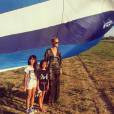 Laeticia Hallyday et ses filles, partie en montgolfière dans le Gers, juilllet 2015.