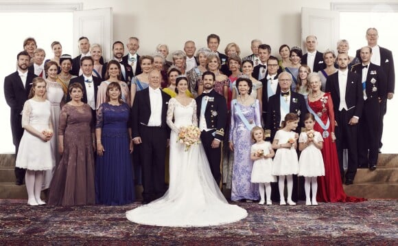 Photo de groupe au mariage du prince Carl Philip et de la princesse Sofia de Suède, le 13 juin 2015 à Stockholm. A gauche au 2e rang : Lina Hellqvist et son compagnon Jonas Frejd. A droite au 2e rang : Sara Hellqvist et son compagnon Oskar Bergman.