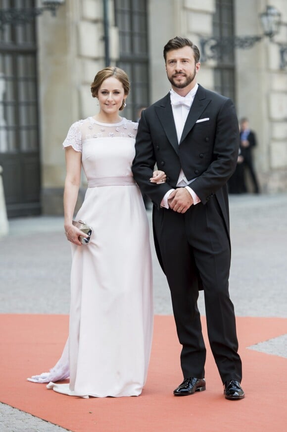Lina Hellqvist et son compagnon Jonas Frejd au mariage du prince Carl Philip de Suède et de Sofia Hellqvist à Stockholm le 13 juin 2015. Grande soeur de Sofia, Lina doit se marier pendant l'été 2015.