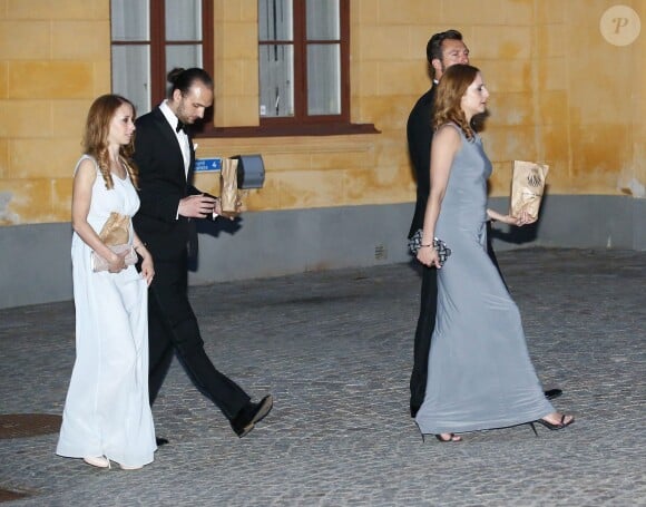 Sara Hellqvist et Lina Hellqvist, soeurs de la princesse Sofia de Suède, avec leurs compagnons respectifs Oskar Bergman et Jonas Frejd quittant le dîner à la veille du mariage du prince Carl Philip et de Sofia le 12 juin 2015 à Stockholm