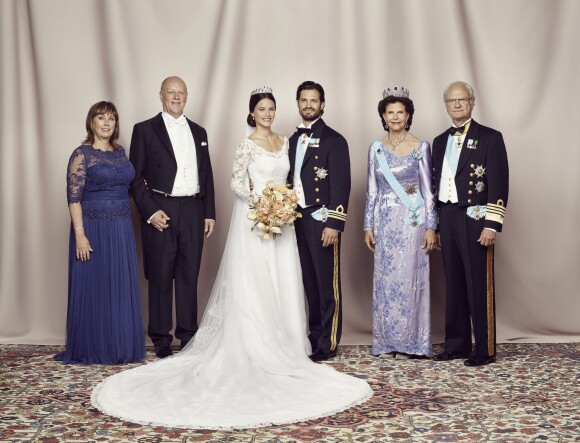 Le prince Carl Philip et la princesse Sofia de Suède posent avec leurs parents lors de leur mariage le 13 juin 2015 à Stockholm : Marie et Erik Hellqvist, et la reine Silvia et le roi Carl XVI Gustaf de Suède.