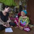  Angelina Jolie-Pitt rencontre une femme &acirc;g&eacute;e de 90 ans, lors de sa visite du camp de r&eacute;fugi&eacute;s Ja Mai Kaung Baptist &agrave; Myitkyina en Birmanie, le 30 juillet 2015 pour la Maddox Jolie-Pitt Foundation.&nbsp; 