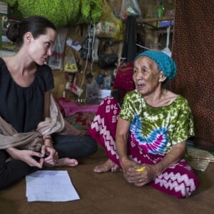 Angelina Jolie-Pitt rencontre une femme âgée de 90 ans, lors de sa visite du camp de réfugiés Ja Mai Kaung Baptist à Myitkyina en Birmanie, le 30 juillet 2015 pour la Maddox Jolie-Pitt Foundation. 