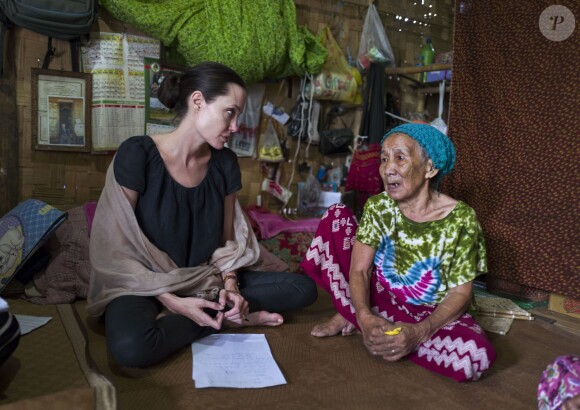 Angelina Jolie-Pitt rencontre une femme âgée de 90 ans, lors de sa visite du camp de réfugiés Ja Mai Kaung Baptist à Myitkyina en Birmanie, le 30 juillet 2015 pour la Maddox Jolie-Pitt Foundation. 