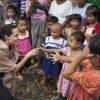 Angelina Jolie-Pitt rencontre des enfants lors de sa visite du camp de réfugiés Ja Mai Kaung Baptist à Myitkyina en Birmanie, le 30 juillet 2015 pour la Maddox Jolie-Pitt Foundation. Angelina Jolie-Pitt est envoyée spéciale du Haut Commissaire des Nations Unies pour les réfugiés. 