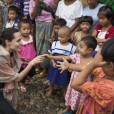  Angelina Jolie-Pitt rencontre des enfants lors de sa visite du camp de r&eacute;fugi&eacute;s Ja Mai Kaung Baptist &agrave; Myitkyina en Birmanie, le 30 juillet 2015 pour la Maddox Jolie-Pitt Foundation. Angelina Jolie-Pitt est envoy&eacute;e sp&eacute;ciale du Haut Commissaire des Nations Unies pour les r&eacute;fugi&eacute;s.&nbsp; 