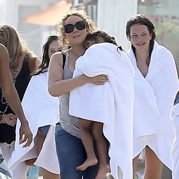Mariah Carey passe la journée à la plage avec ses jumeaux Monroe et Moroccan à Malibu, le 2 aout 2015