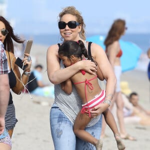 Mariah Carey passe la journée à la plage avec ses jumeaux Monroe et Moroccan à Malibu, le 2 aout 2015