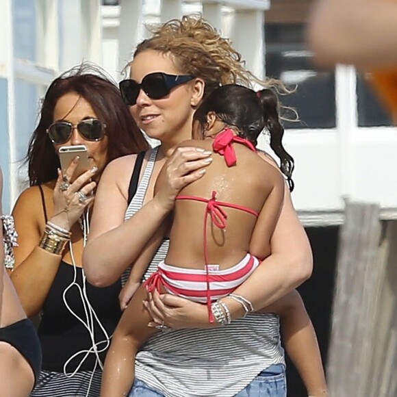 Mariah Carey passe la journée à la plage avec ses jumeaux Monroe et Moroccan à Malibu, le 2 aout 2015