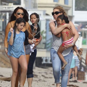 Mariah Carey passe la journée à la plage avec ses jumeaux Monroe et Moroccan à Malibu, le 2 aout 2015