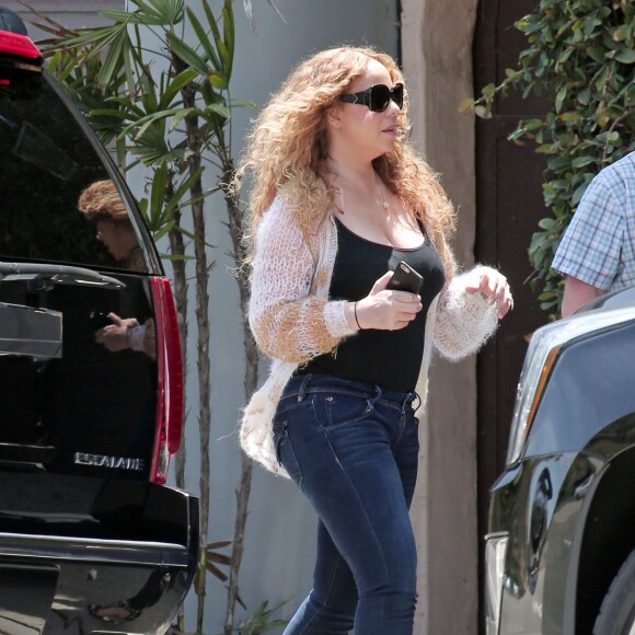 Mariah Carey se promène avec son fils Moroccan Cannon dans les rues de Los Angeles. Le 31 juillet 2015.