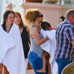 Mariah Carey et ses enfants Moroccan et Monroe passent la journée à la plage, à Malibu, le 2 aout 2015