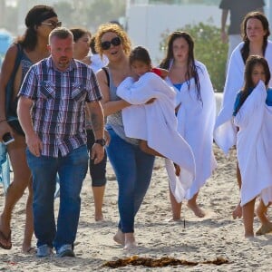 Mariah Carey et ses enfants Moroccan et Monroe passent la journée à la plage, à Malibu, le 2 aout 2015