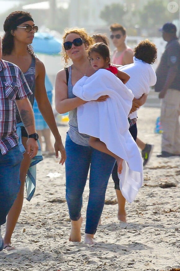 Mariah Carey et ses enfants Moroccan et Monroe passent la journée à la plage, à Malibu, le 2 aout 2015