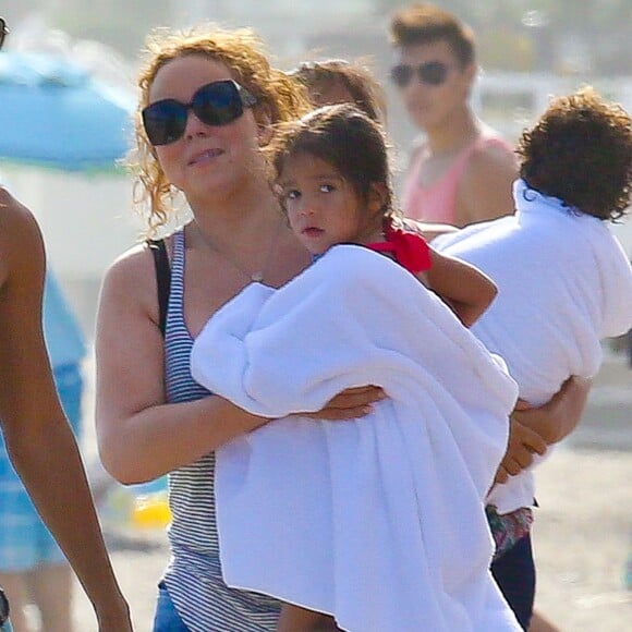 Mariah Carey et ses enfants Moroccan et Monroe passent la journée à la plage, à Malibu, le 2 aout 2015