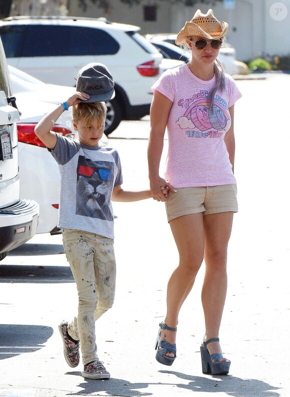 Britney Spears va déjeuner avec ses deux fils Jyaden et Sean à Brent's Deli Delicatessen and Restaurant à Westlake Village, Los Angeles, le 31 juillet 2015