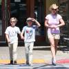 Britney Spears va déjeuner avec ses enfants à Brent's Deli Delicatessen and Restaurant à Westlake Village, Los Angeles, le 31 juillet 2015