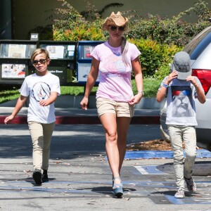Britney Spears va déjeuner avec ses enfants à Brent's Deli Delicatessen and Restaurant à Westlake Village, Los Angeles, le 31 juillet 2015