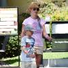 Britney Spears va déjeuner avec ses enfants à Brent's Deli Delicatessen and Restaurant à Westlake Village, Los Angeles, le 31 juillet 2015