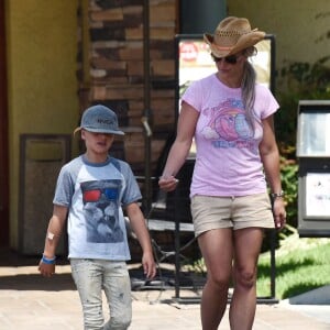 Britney Spears va déjeuner avec ses enfants à Brent's Deli Delicatessen and Restaurant à Westlake Village, Los Angeles, le 31 juillet 2015