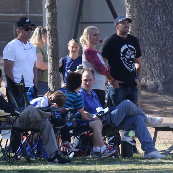 Britney Spears et son petit-ami David Lucado regardent avec son pere Jamie Spears et son ex-mari Kevin Federline ses fils Sean Preston et Jayden James jouer au football a Los Angeles, le 9 Novembre 2013.  Please hide children's face prior to the publication - Britney Spears and boyfriend David Lucado watch her kids play soccer with ex Kevin Federline and Britney's father Jamie Spears09/11/2013 - Los Angeles