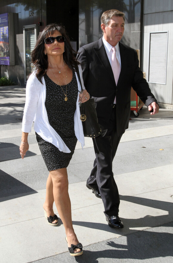 Les parents de Britney Spears, Lynne et Jamie, arrivent au tribunal de Los Angeles. L'ancien manager Sam Lufti reclame des honoraires de gestion qu'il n'aurait pas percus, accuse le pere de la chanteuse d'agression et la mere de diffamation dans un livre. Le 23 octobre 2012