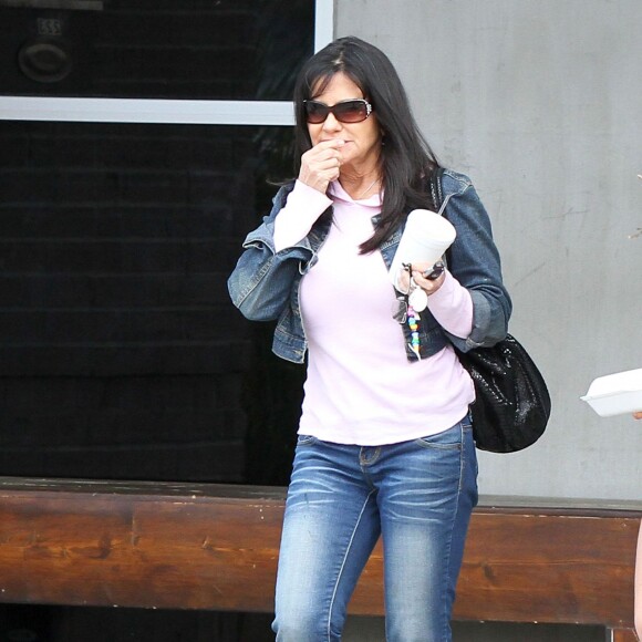 Exclusif - Jamie Lynn Spears se rend au cinéma de bon matin avec sa mère Lynne et sa fille Maddie à Kentwood, le 12 mars 2014. Elles sont ensuite allées faire du shopping.