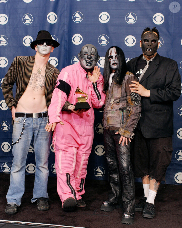 Winner for Best Metal Performance, Slipknot lors des Grammy Awards avec leur trophée de la meilleure performance Metal au Staples Center de Los Angeles, le 8 février 2006