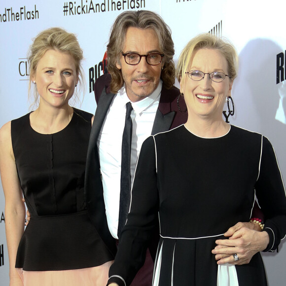 Meryl Streep pose avec sa fille Mamie Gummer et Rick Springfield à la première de 'Ricki And The Flash' au théâtre AMC Lincoln Square à New York, le 3 aout 2015