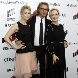 Meryl Streep pose avec sa fille Mamie Gummer et Rick Springfield à la première de 'Ricki And The Flash' au théâtre AMC Lincoln Square à New York, le 3 aout 2015