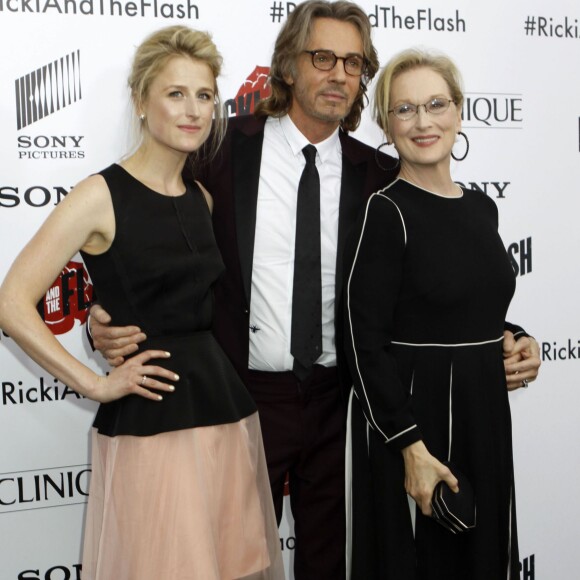 Meryl Streep pose avec sa fille Mamie Gummer et Rick Springfield à la première de 'Ricki And The Flash' au théâtre AMC Lincoln Square à New York, le 3 aout 2015