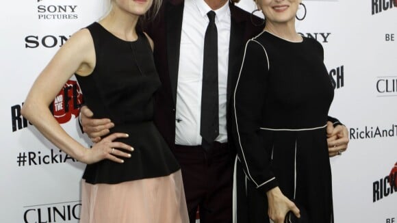 Meryl Streep pose avec sa fille Mamie Gummer et Rick Springfield à la première de 'Ricki And The Flash' au théâtre AMC Lincoln Square à New York, le 3 aout 2015