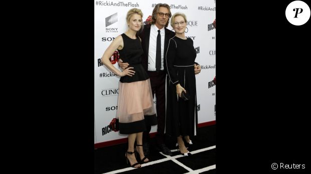 Meryl Streep pose avec sa fille Mamie Gummer et Rick Springfield à la première de &#039;Ricki And The Flash&#039; au théâtre AMC Lincoln Square à New York, le 3 aout 2015