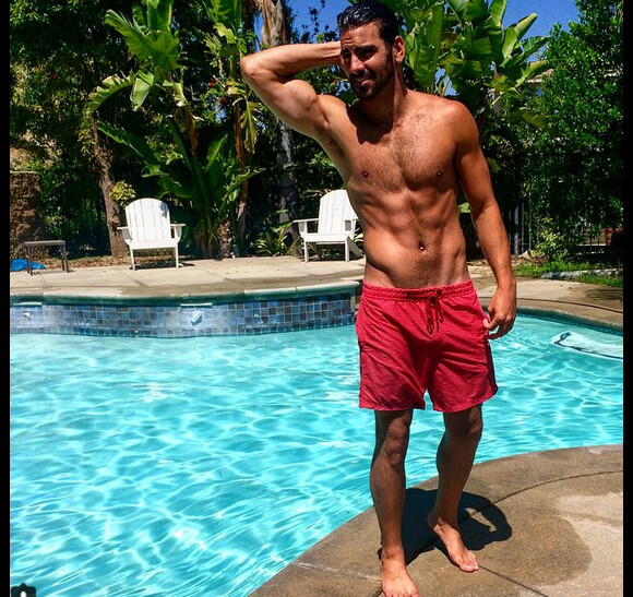 Nyle DiMarco a ajouté une photo de lui au bord d'une piscine sur son compte Instagram. Il est le premier candidat sourd à participer à l'émission America's Next Top Model mais vu sa plastique de rêve, il a toutes ses chances pour remporter la compétition.