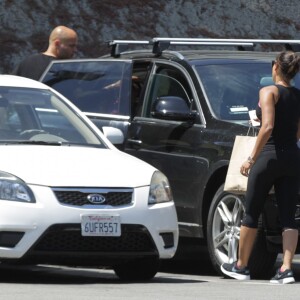 Exclusif - Melanie Brown (Mel B) boit une bière en déjeunant avec son mari Stephen Belafonte, leur fille Madison Belafonte et sa fille Angel Murphy, au restaurant Mel's Diner à West Hollywood. Le 1er août 2015 